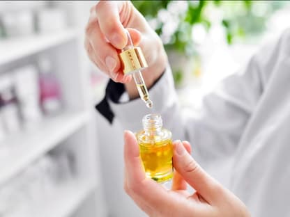 Anti-Aging-Wirkstoff Hautärztin Dermatolgin mit Serum