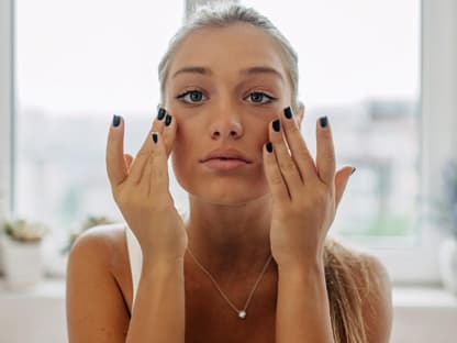 Anti-Aging mit Vitamin A Frau cremt sich ein