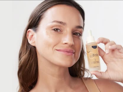 Anti-Aging-Serum 10 Anzeichen der Hautalterung Anti-Aging-Serum auftragen