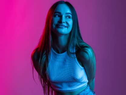 Highlighter holografischer Glow Frau im holographischen Licht