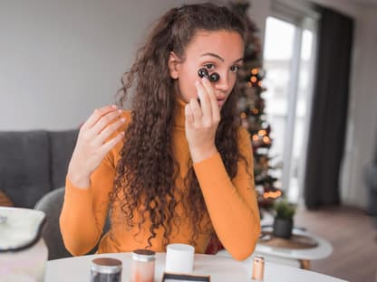 Augen-Roll-on gegen Falten Frau bei Augen-Massage