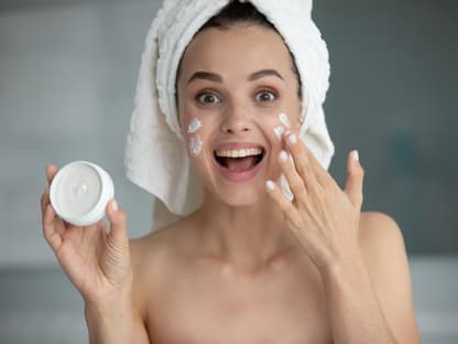 Beste Anti-Aging-Creme 2024 Frau freut sich mit Creme