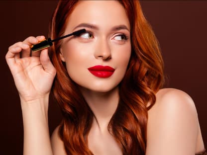 Tubing Mascara Beauty-Award Frau malt Wimpern an