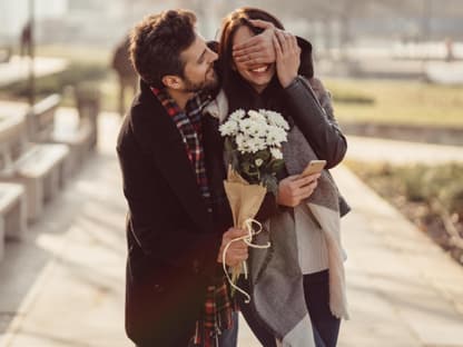 Dating-Trends Mann hält Frau Augen zu