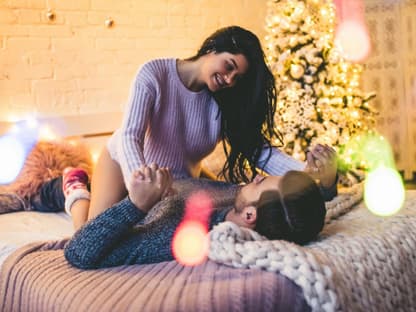 sex an weihnachten Paar auf Bett weihnachtsdeko