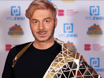 Sam Dylan blickt ernst