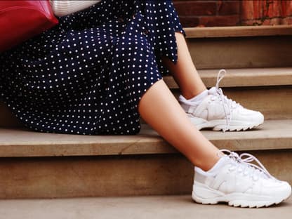 Sneaker Black Friday Frau mit Sneakern