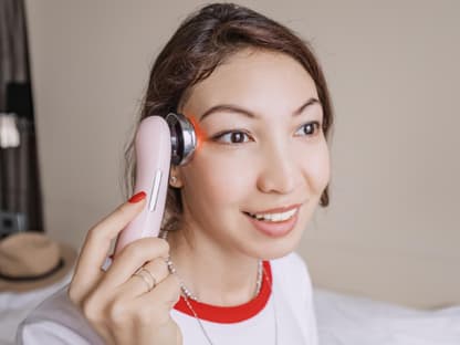 LED-Tool mit Anti-Aging-Effekt Frau mit LED-Tool fürs Gesicht
