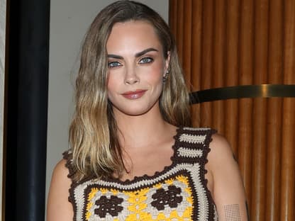 Cara Delevingne blonde haare Cara Delevingne lächelt im häkeltop