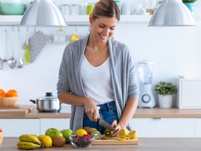 Detox-Tipps Frau schneidet Obst