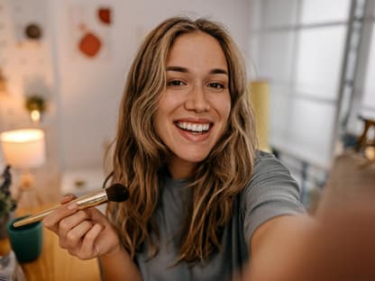 Make-up-Hype TikTok Frau Selfie beim Schminken