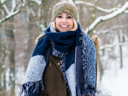 hautpflege im winter frau in verschneiter natur