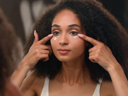 Augenserum für wachen blick Augenserum unter den Augen auftragen