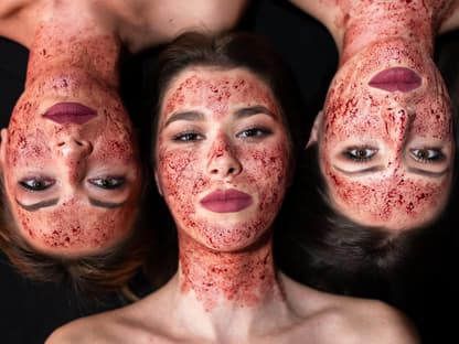 Drachenblut bei TikTok Frauen mit roter Farbe im Gesicht