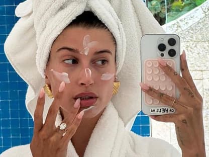 hailey bieber foundation-trick auf tiktok hailey bieber selfie mit creme im gesicht