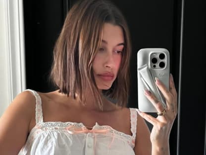 Hailey Bieber Lippen look Hailey Bieber Spiegel-Selfie