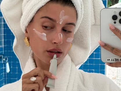 lippenpflege von rhode wie essence Hailey Bieber selfie aus dem Bade