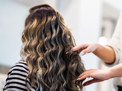 haarpflege leave in olaplex Frau mit schönen haaren beim friseur