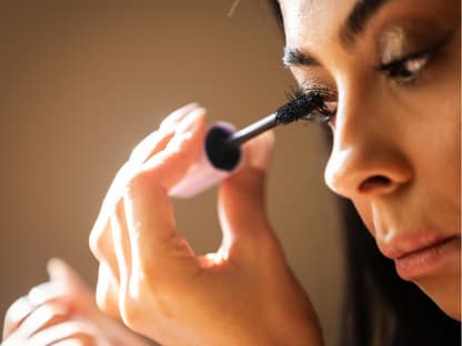 Mascara für definierte Wimpern Frau tuscht ihre Wimpern nahaufnahme