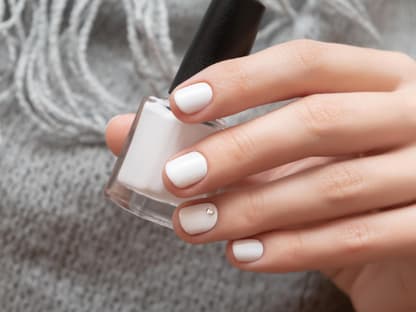 nagellack langer halt Frau mit weißem Nagellack