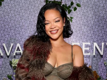 Rihanna Fenty Hair Rihanna lächelt