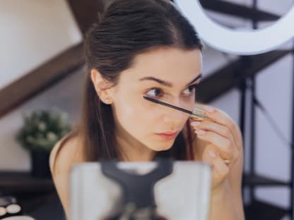 mascara für volumen frau tuscht wimpern vor handykamera