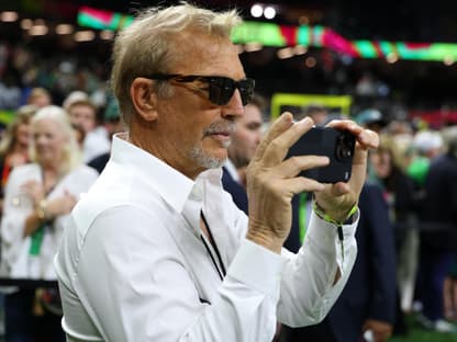 Kevin Costner macht Foto mit dem Handy