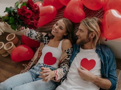 last minute geschenke valentinstag paar mit herzen und rosen
