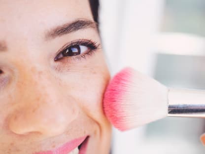 Rouge-Tipps vom Profi Frau trägt Rouge auf