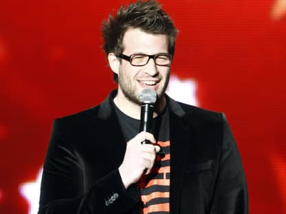 Daniel Hartwich vor roter Wand mit Bart
