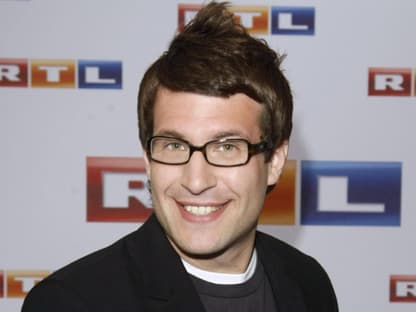 Daniel Hartwich posiert vor RTL-Wand
