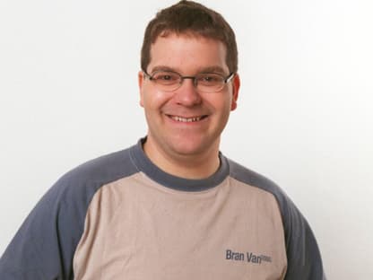 Elton vor weißer Wand