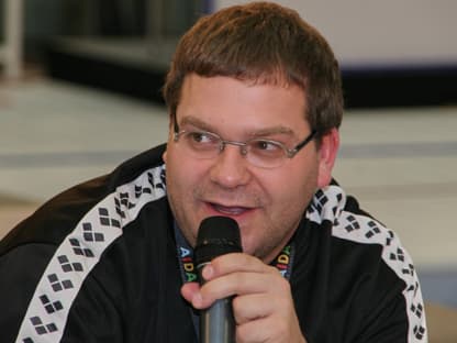 Elton spricht ins Mikrofon