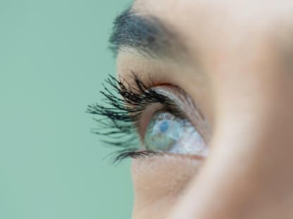 grüne Mascara frau mit langen Wimpern