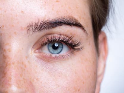 lange wimpern wimpernserum Frau mit blauen Augen und langen wimpern