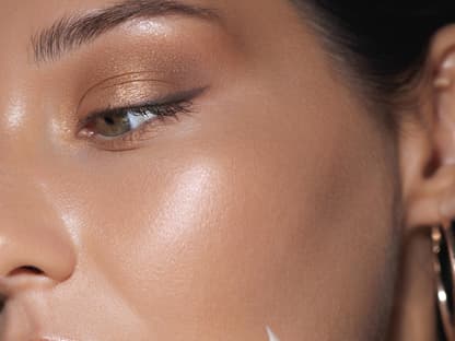 Frau Highlighter Frau mit glänzenden Wangen