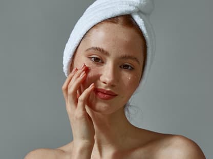 Anti-Aging mit Hyaluron Frau pflegt Haut
