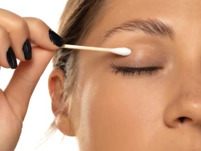 Wimpern-Lifting Frau mit Wattestäbchen