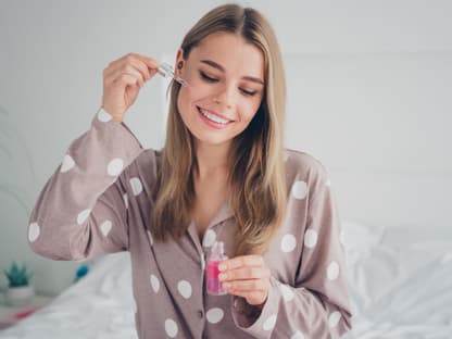 Hyaluron Serum Trockenheitsfältchen Frau trägt Anti-Aging-Serum auf