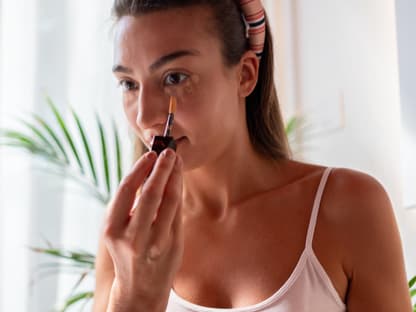 Frau mit Concealer