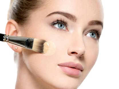 Frau benutzt Rossmann-Foundation Frau mit Make-up im Gesicht