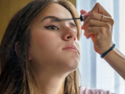 Frau mit Mascara