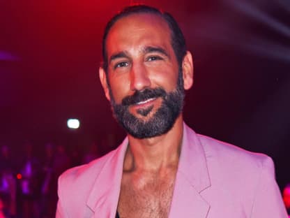 Massimo Sinató mit offenem Hemd
