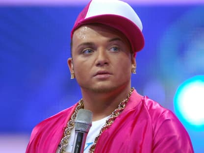 Menowin Fröhlich, pinkes Outfit