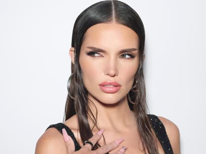 Setting Spray von Make-up-Artists Frau mit fixiertem Make-up