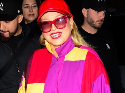 Sia mit Cap und Sonnenbrille