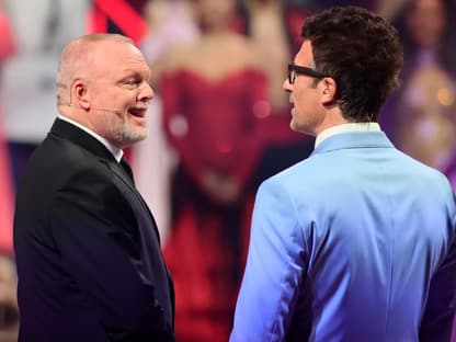 Stefan Raab und Daniel Hartwich unterhalten sich bei "Let's Dance"