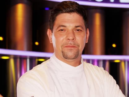 Tim Mälzer in Kochjacke mit The Taste