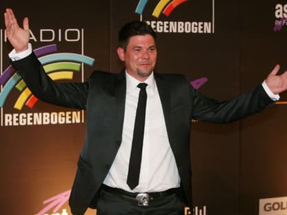 Tim Mälzer hebt die Arme