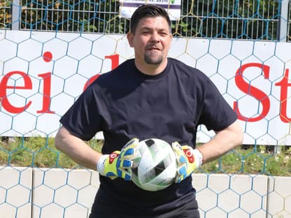 Tim Mälzer auf Fußballplatz